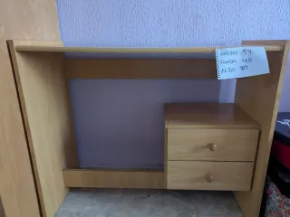 Escritorio de madera con cajones