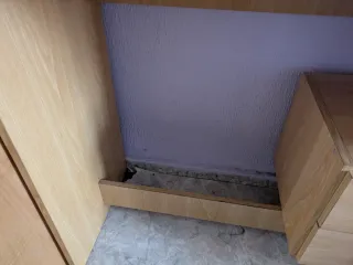 Escritorio de madera con cajones