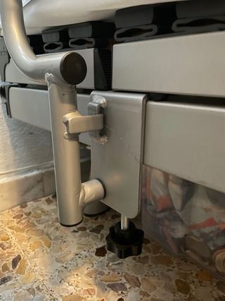 Cama articulada de metal.