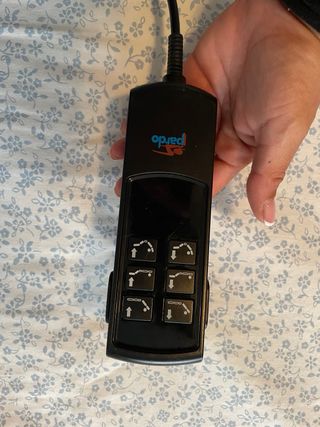 Cama articulada de metal.