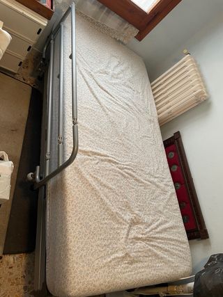 Cama articulada de metal.