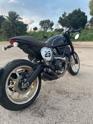 Ducati Scrambler Café Racer Negra