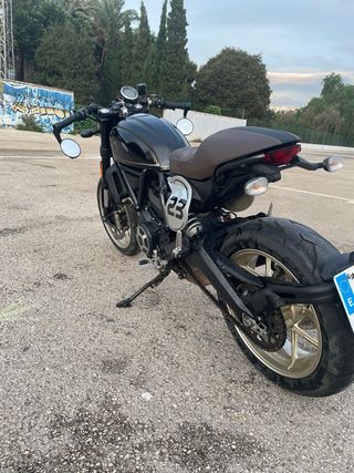 Ducati Scrambler Café Racer Negra