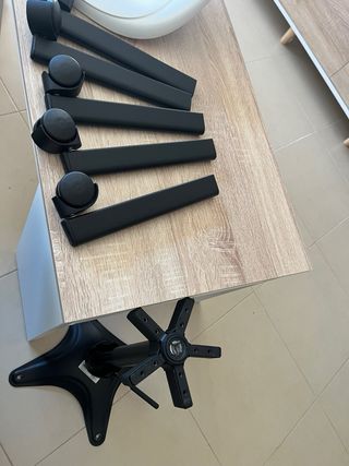 Silla de escritorio IKEA blanca y negra