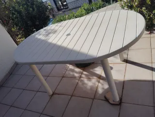 Mesa redonda blanca con soporte para sombrilla