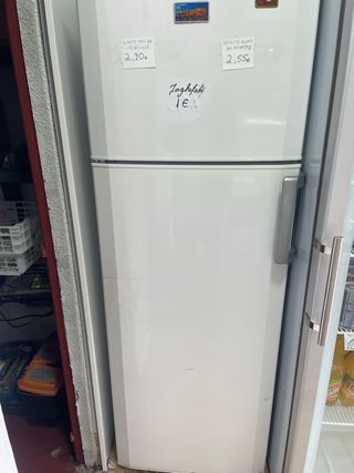 Nevera vitrina y frigorífico.