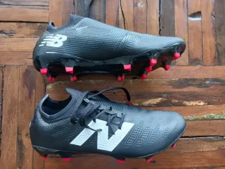 Botas de fútbol New Balance Negras.
