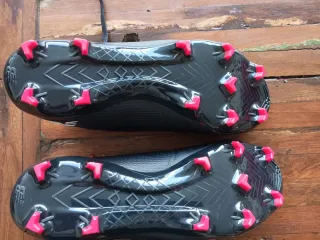 Botas de fútbol New Balance Negras.