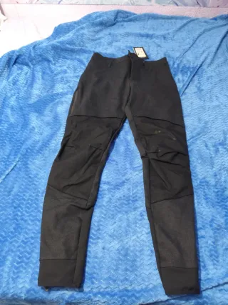 Pantalones de moto de varias marcas