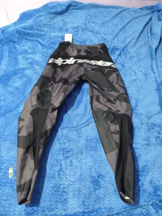 Pantalones de moto de varias marcas
