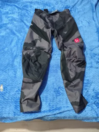 Pantalones de moto de varias marcas