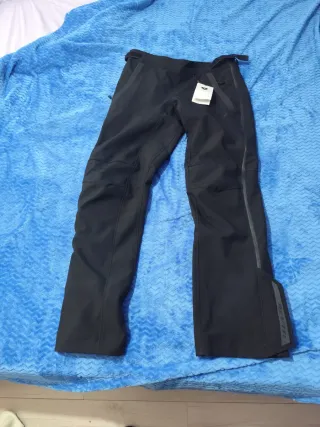Pantalones de moto de varias marcas