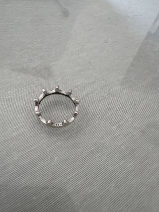 Anillo plateado con diseño de corona