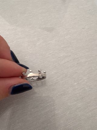 Anillo plateado con diseño de corona