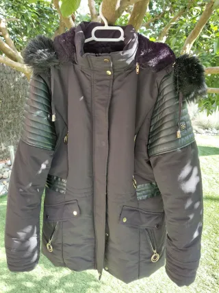 Chaqueta negra mujer con capucha y pelo