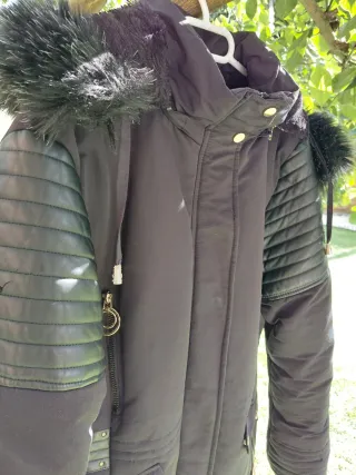 Chaqueta negra mujer con capucha y pelo