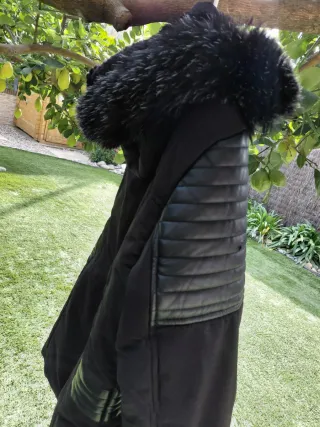 Chaqueta negra mujer con capucha y pelo