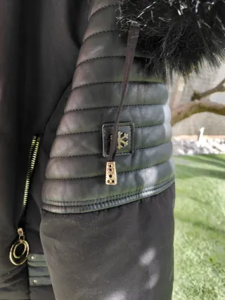 Chaqueta negra mujer con capucha y pelo