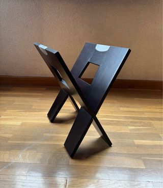 Revistero de madera oscuro