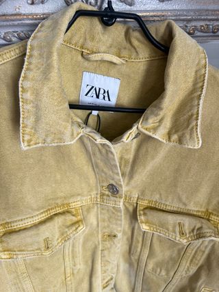 Cazadora vaquera Zara amarilla