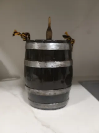 Tonel, bota, barril madera antigua con asa.