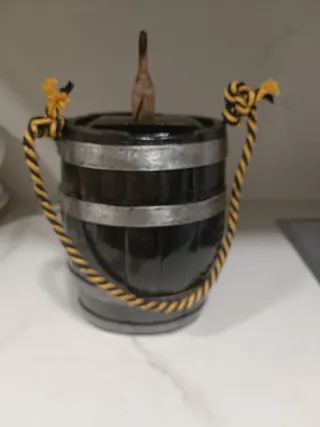 Tonel, bota, barril madera antigua con asa.