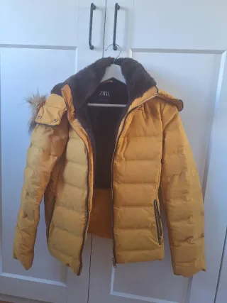 Chaqueta Zara acolchada color mostaza