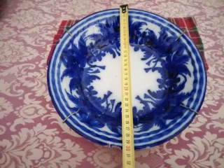 Plato antiguo de cerámica azul y blanco