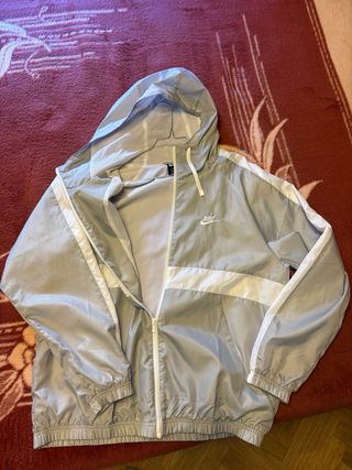 Chaqueta Nike Gris y Blanca