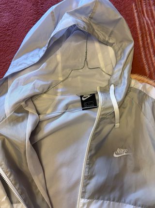 Chaqueta Nike Gris y Blanca