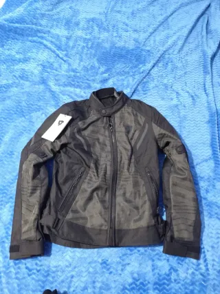 Chaqueta de moto negra y otras
