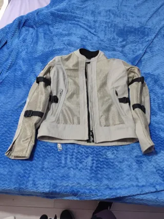 Chaqueta de moto negra y otras