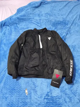 Chaqueta de moto negra y otras