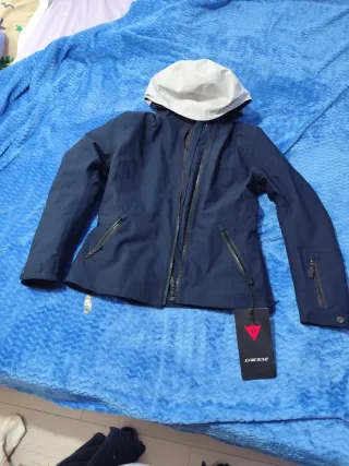 Chaqueta de moto negra y otras