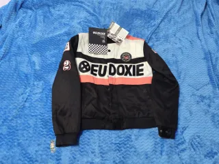 Chaqueta de moto negra y otras