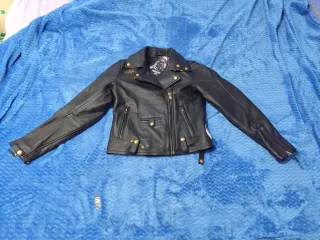 Chaqueta de moto negra y otras