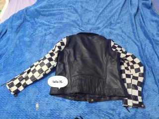 Chaqueta de moto negra y otras
