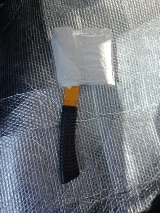 Hacha de 35cm. con mango de fibra negro y amarillo