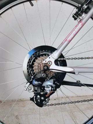 Bicicleta de aluminio GT de 26 (De mujer)