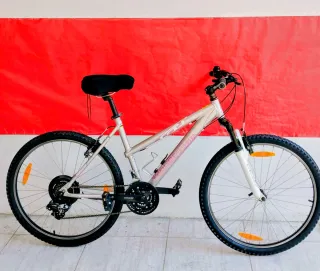 Bicicleta de aluminio GT de 26 (De mujer)