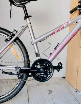 Bicicleta de aluminio GT de 26 (De mujer)