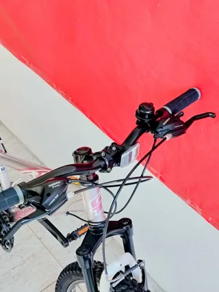 Bicicleta de aluminio GT de 26 (De mujer)