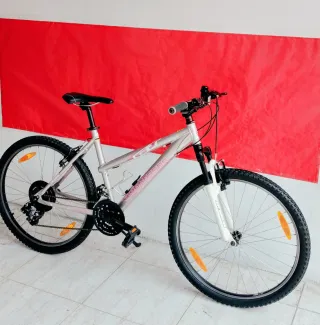 Bicicleta de aluminio GT de 26 (De mujer)