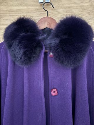 Capa de lana morada con cuello de pelo