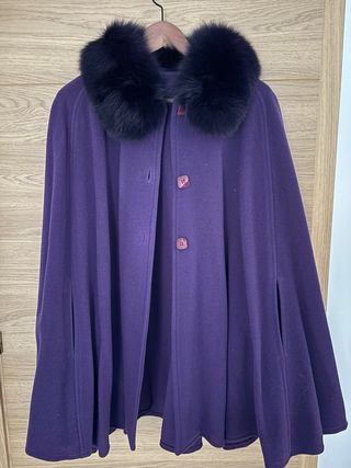 Capa de lana morada con cuello de pelo
