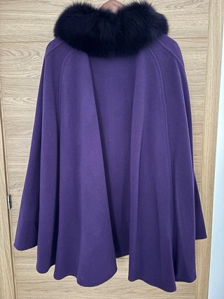 Capa de lana morada con cuello de pelo