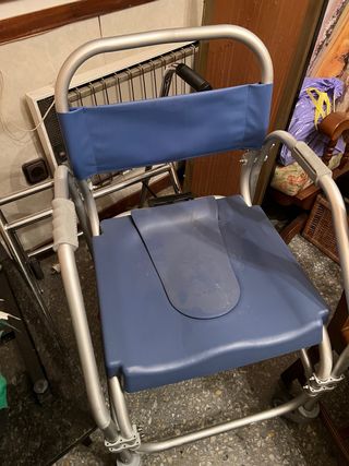 Silla de ducha azul con ruedas