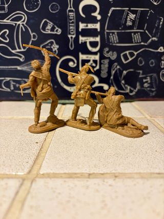 SOLDATINI IN PLASTICA TIHONFIGURE.INDIANI DELAWARE