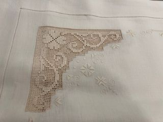 Tovaglia in puro lino con ricami