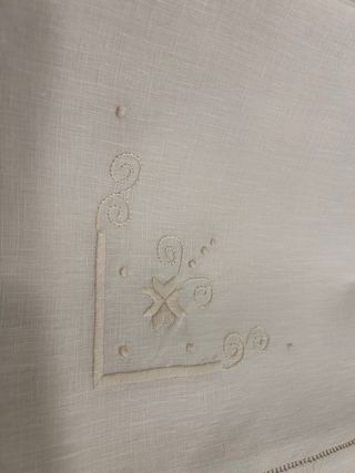 Tovaglia in puro lino con ricami